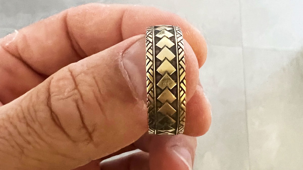 Hunt for owner after Gold Coast man finds wedding ring at beach | Nine ...