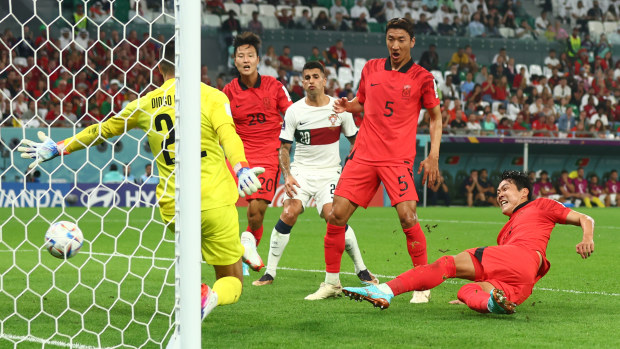 Young-gwon Kim of Korea Republic scores a goal to make it 1-1 during the FIFA World Cup Qatar 2022 Group H match between Korea Republic and Portugal at Education City Stadium on December 2, 2022 in Al Rayyan, Qatar. (Photo by Chris Brunskill/Fantasista/Getty Images)