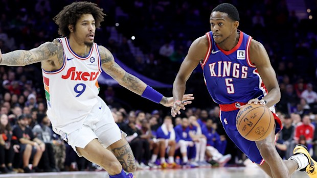 De'Aaron Fox of the Sacramento Kings drives to the basket.