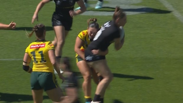 Keeley Davis bir tackle yaparken görülüyor.