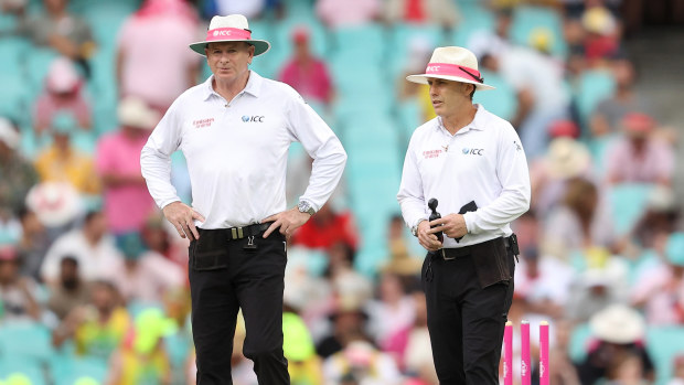 Umpires Paul Reiffel and Chris Gaffaney measure the light during day one of the Third Test match in the series between Australia and South Africa at Sydney Cricket Ground on January 04, 2023 in Sydney, Australia. (Photo by Mark Kolbe/Getty Images)