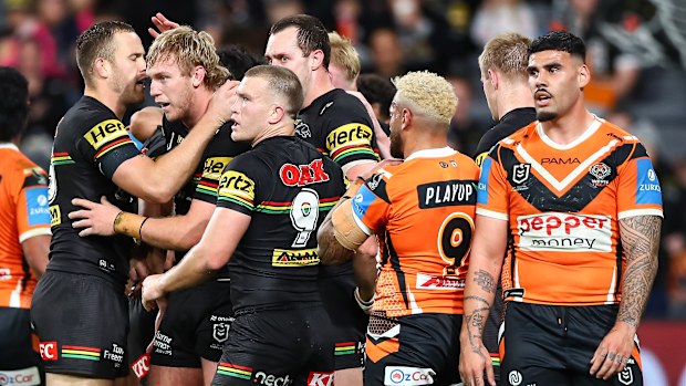 Penrith Panthers, Wests Tigers'a karşı bir deneme kutlama ediyor.