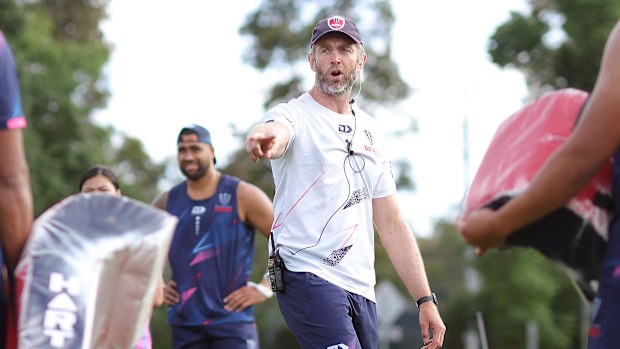 Geoff Parling of the Rebels speaks to players.