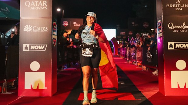 As Primeiras Nações e o atleta Trimob Korsti Nichols cruzaram a linha de chegada em Ironman Cairns.