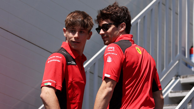 Charles Leclerc de Mónaco y Ferrari y Arthur Leclerc de Mónaco y DAMS observan en el paddock durante las previas del Gran Premio de F1 de Azerbaiyán en el Circuito de la Ciudad de Bakú el 27 de abril de 2023 en Bakú, Azerbaiyán. (Foto de Alex Pantling/Getty Images)