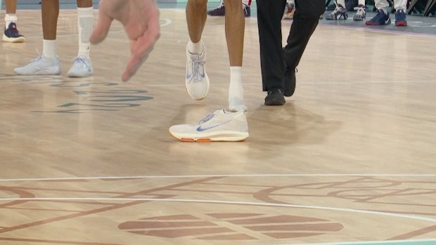 Victor Wembanyama lost a shoe in the middle of the court.