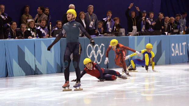 Steven Bradbury raggiunge la gloria olimpica a Salt Lake City nel 2002.