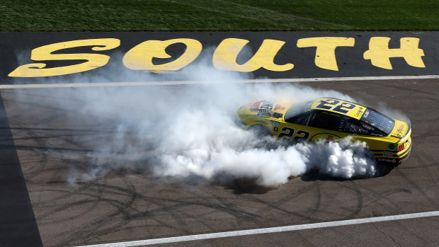 Joey Logano, #22 Pennzoil Ford vairuotojas, švenčia perdegęs po pergalės NASCAR Cup Series South Point 400 lenktynėse Las Vegas Motor Speedway 2024 m. spalio 20 d. Las Vegase, Nevadoje. (Nuotrauka Meg Oliphant / Getty Images)