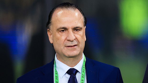 O presidente da Comissão da ARL, Peter Vilands (à esquerda), e o executivo -chefe da NRL, Andrew Abdo.