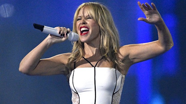 Kylie Minogue, BRIT Ödülleri 2024'te sahnede performans sergiliyor.