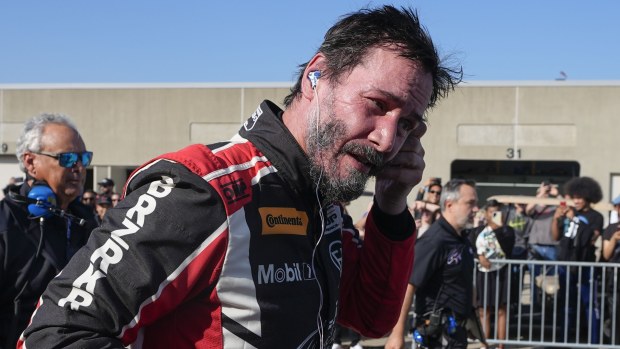 Keanu Reevesas vairuoja GR taurės serijos automobilių lenktynes ​​Indianapolio automobilių lenktynių trasoje, šeštadienį, 2024 m. spalio 5 d., Indianapolyje. (AP nuotrauka / Darronas Cummingsas)