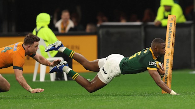 Aphelele Fassi of the Springboks scores.