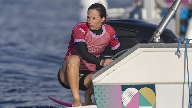 Avustralyalı Tyler Wright, Paris 2024'te üçüncü tur karşılaşmasına hazırlanıyor.