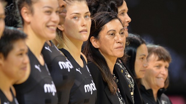 Head coach Dame Noeline Taurua and her players line up together.