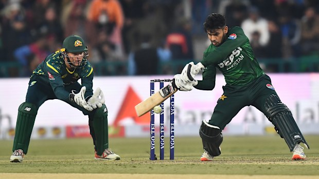 Usman Khan de Pakistán batea durante el partido T20I entre Pakistán y Australia en el estadio Gaddafi el 29 de enero de 2026 en Lahore, Pakistán. (Foto de Sameer Ali/Getty Images)