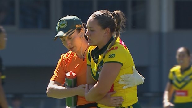 Keeley Davis, dirseğine tutunarak sahayı terk ediyor.