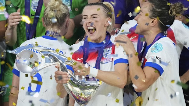 İngiltere'nin Chloe Kelly, Kadınlar Euro 2025 şampiyonluğunun ardından kupa ile kutlama yapıyor.