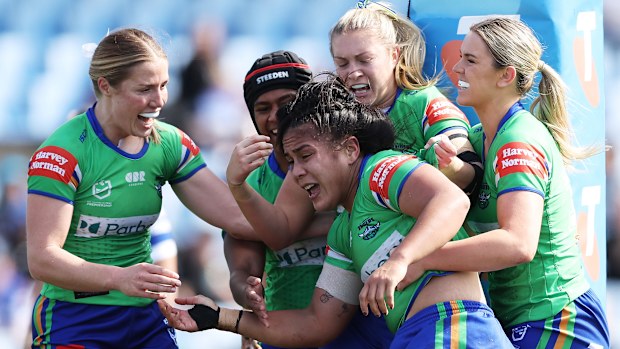 Simaima Taufa, Bulldogs'a karşı try attıktan sonra takım arkadaşlarıyla kutlama yapıyor.