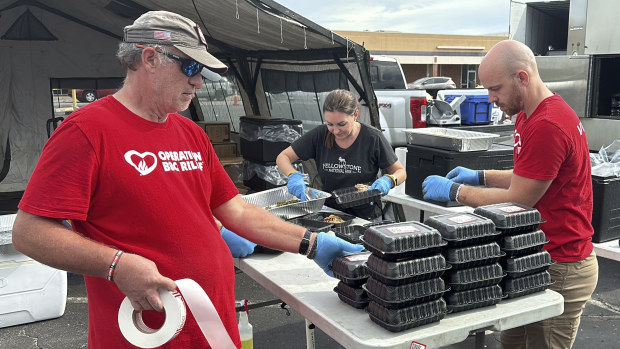 Operacijos „BBQ Relief“ savanoriai ruošia maistą žmonėms, neturintiems elektros ar vandens, 2024 m. spalio 1 d. Augustoje, Džordžijos valstijoje. (AP nuotrauka / Jeffrey Collinsas)