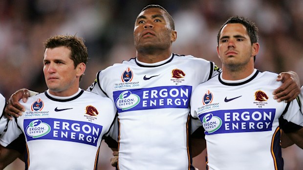 De izquierda a derecha: Shane Berry de Brisbane, Petero Sivoniseva y Korie Parker antes de la gran final de NRL 2006.