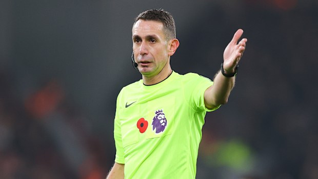 Hakem David Coote, 2024'teki bir Premier Lig maçında işaret yapıyor.