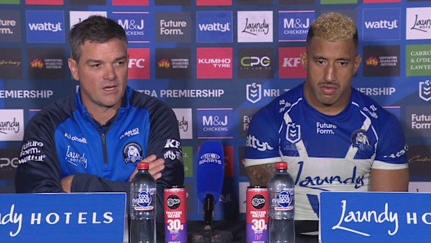 Bulldogs koçu Cameron Ciraldo ve takım kaptanı Viliame Kikau.