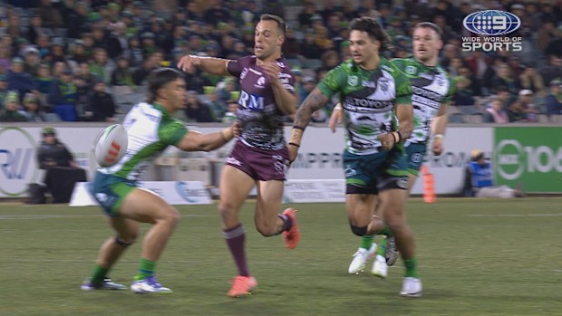 Kaeo Weekes, Manly oyun kurucusu Luke Brooks'un formasını çekiyor.