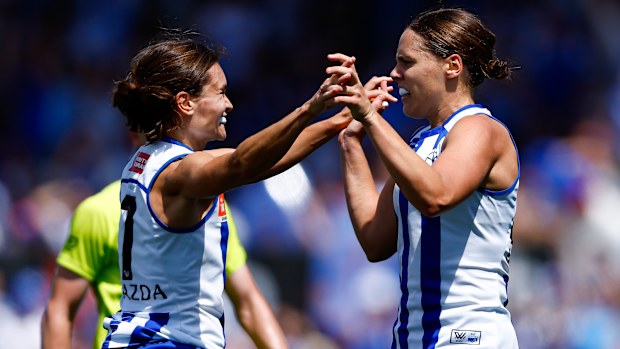 Jasmine Garner celebra un gol con su compañero de equipo de Kangaroos, Ash Riddell.