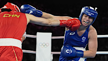 China's Li Qian, left, fights Australia's Caitlin Parker in their women's 75 kg semifinal boxing match at the 2024 Summer Olympics, Thursday, Aug. 8, 2024, in Paris, France. (AP Photo/John Locher)