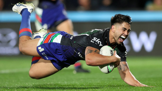 Shaun Johnson of the Warriors makes a break to score a try during the round 22 NRL match between the New Zealand Warriors and the Canterbury Bulldogs at Mt Smart Stadium on August 12, 2022, in Auckland, New Zealand. (Photo by Phil Walter/Getty Images)
