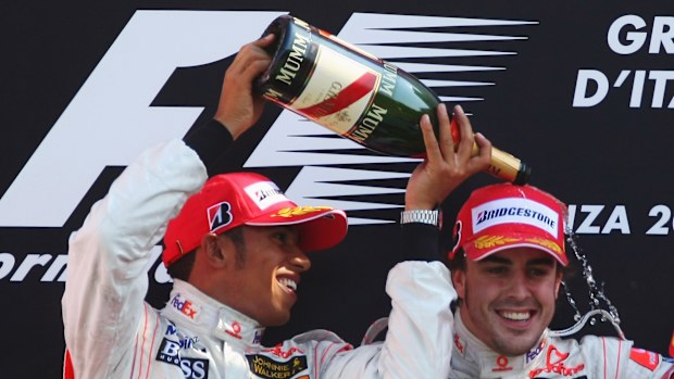 Lewis Hamilton uit Groot-Brittannië en McLaren Mercedes en racewinnaar Fernando Alonso uit Spanje en McLaren Mercedes vieren feest op het podium na de Italiaanse Formule 1 Grand Prix op het Autodromo Nazionale di Monza op 9 september 2007 in Monza, Italië. (Foto door Clive Mason/Getty Images)
