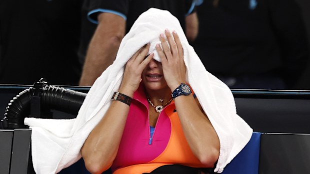 Üzgün Aryna Sabalenka, Avustralya Açık finalini kaybettikten sonra havlusuna gömülerek yalnız kalmaya çalıştı.