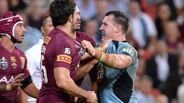 Paul Gallen spars with Maroons players in 2014.