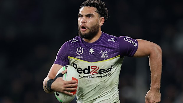 SYDNEY, AUSTRALIA - 14 DE AGOSTO: Xavier Coates of the Storm se toma un descanso para anotar durante el partido de la ronda 24 de la NRL entre los Penrith Panthers y Melbourne Storm en el estadio CommBank el 14 de agosto de 2025 en Sydney, Australia. (Foto de Cameron Spencer/Getty Images)