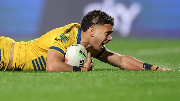 Isaiah Iongi de los Eels se rompe para anotar un try durante el partido de la Ronda 26 de la NRL entre los New Zealand Warriors y los Parramatta Eels en el Go Media Stadium el 29 de agosto de 2025, en Auckland, Nueva Zelanda. (Foto de Phil Walter/Getty Images)