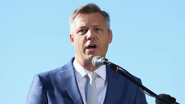 El director ejecutivo de Supercars, James Warburton, habla durante la conferencia de prensa de Bathurst 1000 Legends and Heroes en The Rocks el 23 de agosto de 2017 en Sydney, Australia. (Foto de Jason McCawley/Getty Images)