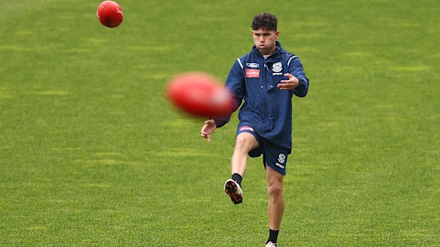 Tyson Stengle of the Cats entrena durante una sesión de entrenamiento de Geelong Cats en el estadio GMHBA el 22 de septiembre de 2025 en Geelong, Australia. (Foto de Morgan Hancock/Getty Images)