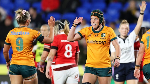 Layne Morgan ve Emily Chancellor, Avustralya zaferi kutluyor.