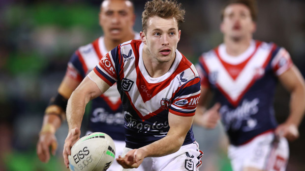 CANBERRA, AUSTRALIA - JUNE 05: Sam Walker of the Roosters passes during the round 13 NRL match between the Canberra Raiders and the Sydney Roosters at GIO Stadium, on June 05, 2022, in Canberra, Australia. (Photo by Mark Nolan/Getty Images)