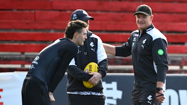 Michael Voss the coach of the Blues speaks to Jagga Smith at training in November.