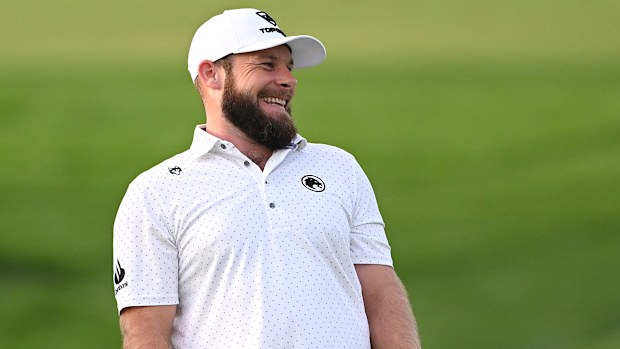 Tyrrell Hatton de Inglaterra celebra después de golpear el águila en el hoyo 17 durante el segundo día del Hero Dubai Desert Classic 2026 en el Emirates Golf Club el 23 de enero de 2026 en Dubai, Emiratos Árabes Unidos. (Foto de Ross Kinnaird/Getty Images)