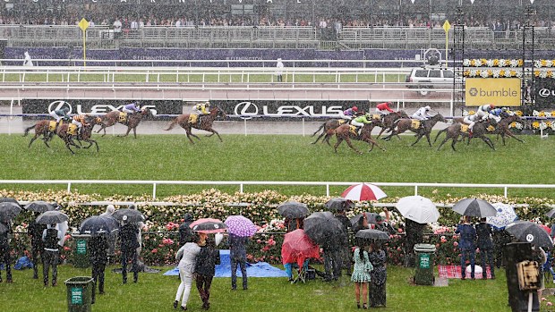 2018 Melbourne Cup'ta yağmur altında yarış.