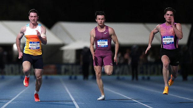 Lachlan Kennedy, Jake Doran ve Rohan Browning Avustralya atletizm şampiyonalarının 100m finalinde yarışıyor.