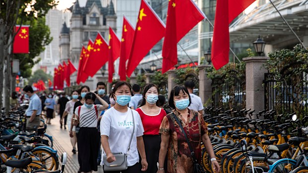 Residents in Wuhan continue  wearing face masks. 