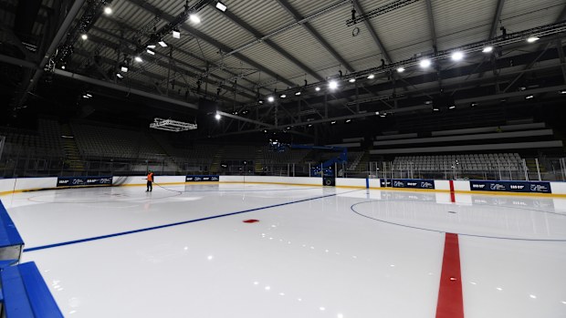 Buz pisti, NHL boyutlarından bir metre kısa inşa edildi.