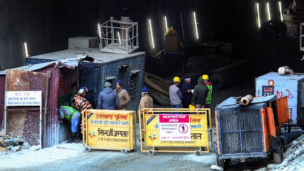 India tunnel collapse rescue