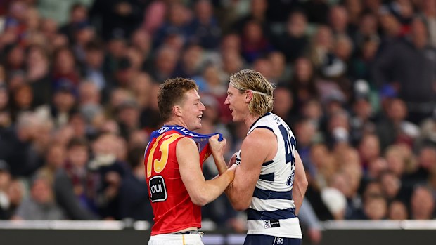 Logan Morris dos Lions e Mark Blicavs of Cats Exchange Words