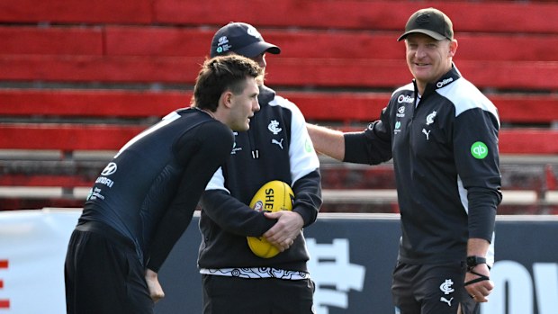 Michael Voss the coach of the Blues speaks to Jagga Smith at training in November.