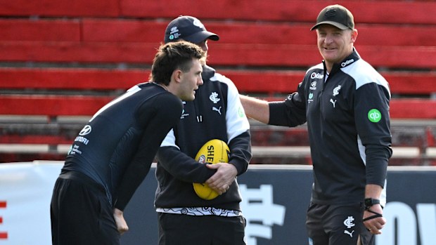 Michael Voss the coach of the Blues speaks to Jagga Smith at training in November.