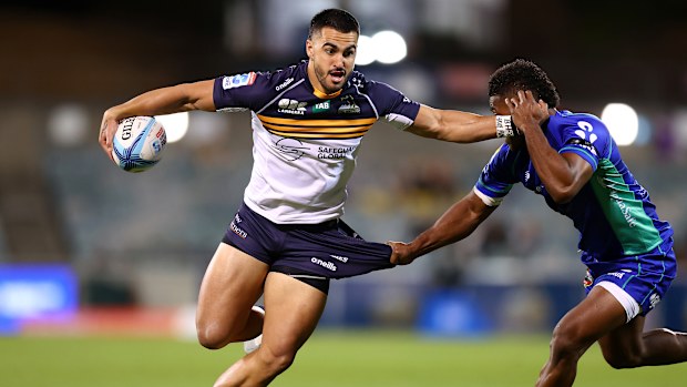 Tom Wright de Brumbies en acción.